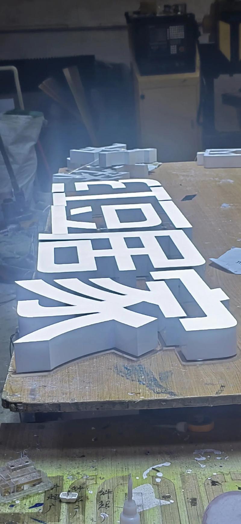 标识标牌：企业在展厅中的隐形名片